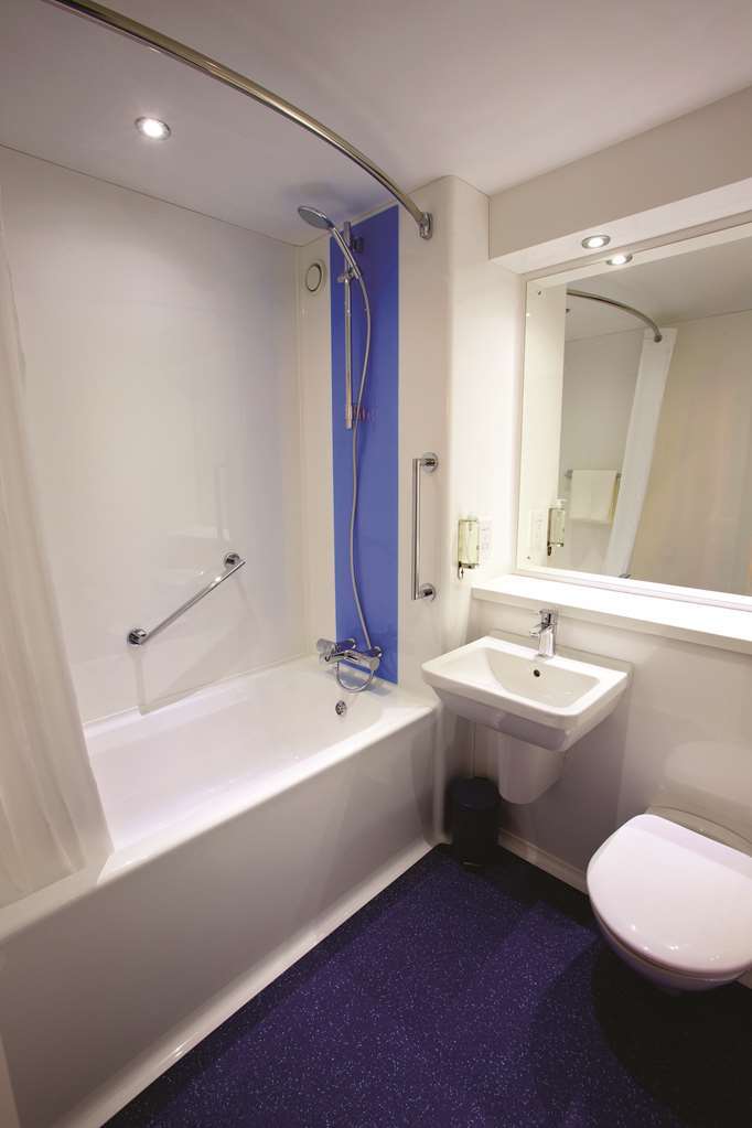 Travelodge London Central Bank Номер фото