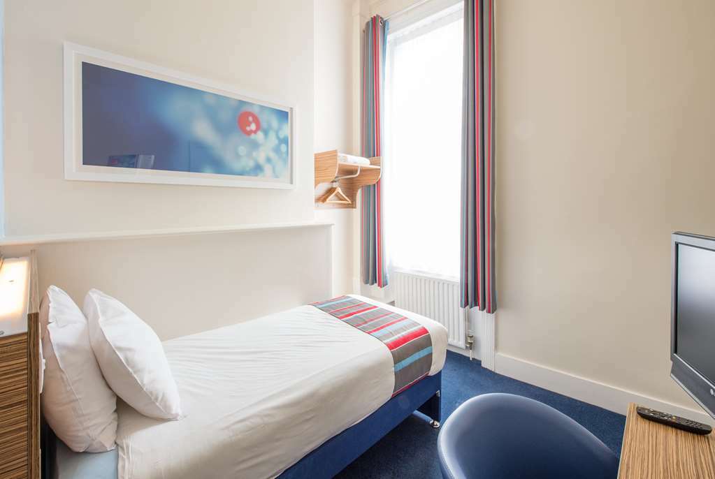 Travelodge London Central Bank Номер фото